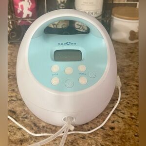 Spectra Electric Breast Pump in White and Blue
